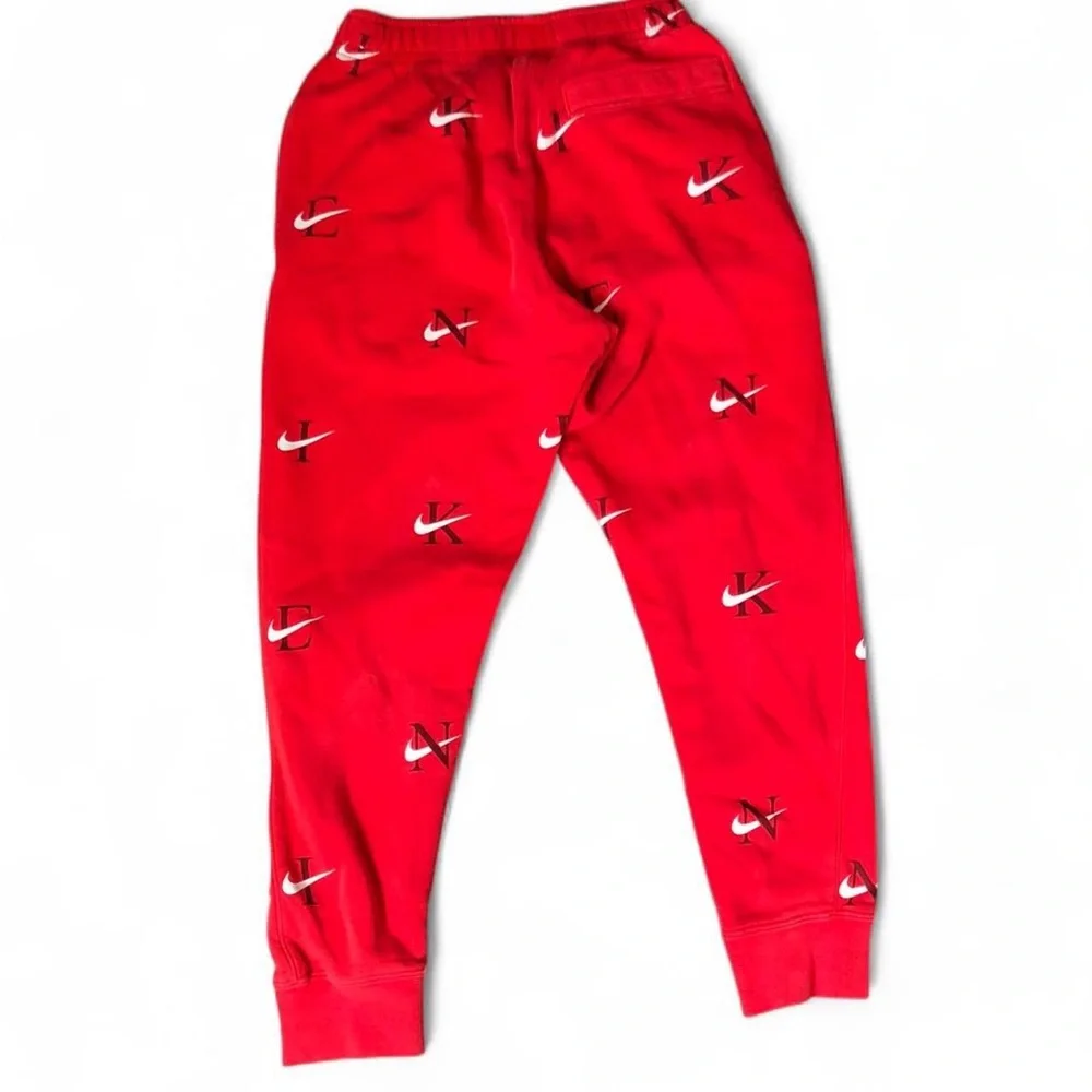 Nike Club All Over Print Logo AOP Red Sweatpants Jogger Pants DV9611-657 Sporty